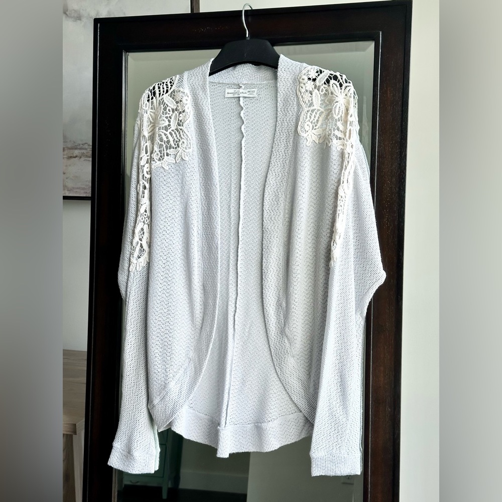 Abercrombie & Fitch Cardigan Lace Detailed Shoulder Small